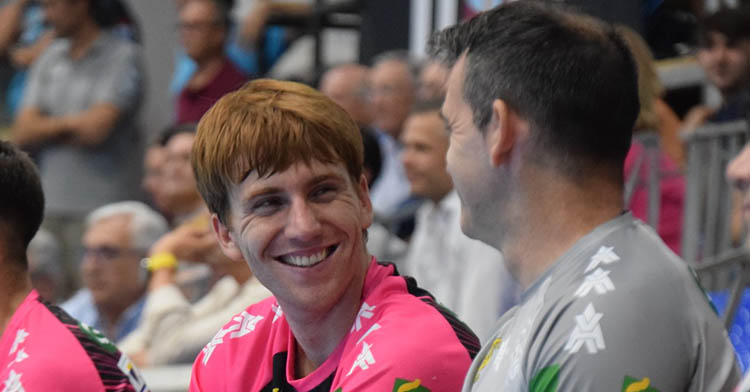 Paco Bernabéu sonriendo a Álvaro de Hita tras la últimas victoria en casa.