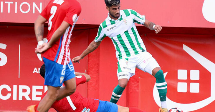 Calderón intentando aguantar el balón ante un jugador del Algeciras.
