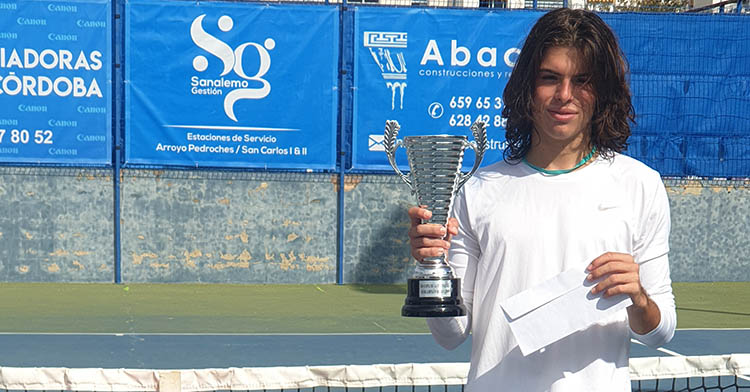 Carlos Díaz mostrando la copa de subcampeón en el IBP 1000 celebrado en el Santuario.