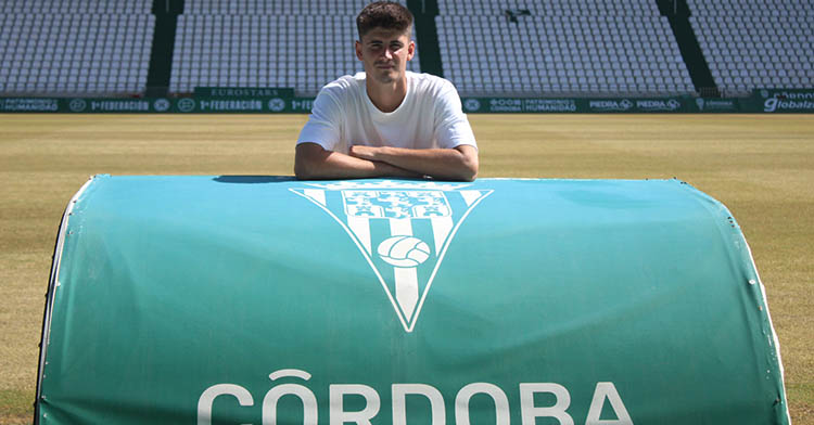 Carlos García posando para la cámara de Cordobadeporte.