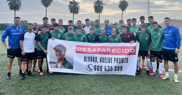 La imagen del día. Los jugadores y técnicos del Córdoba B con la pancarta de búsqueda de Álvaro Prieto. Foto: CCF