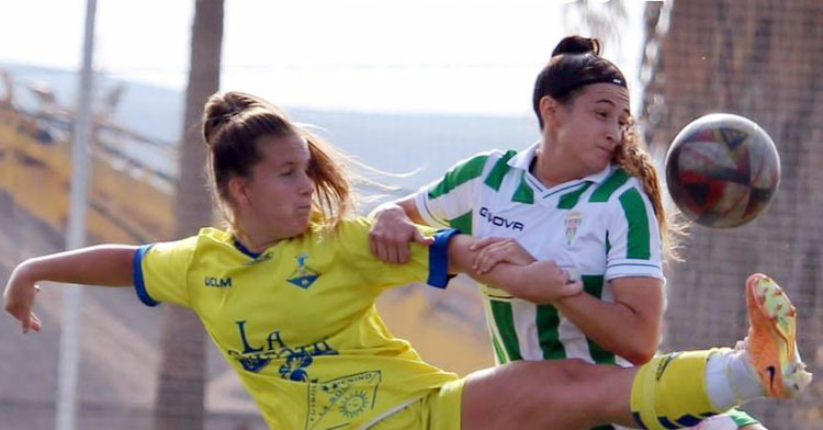 La batalla por un balón entre una jugadora blanquiverde y otra solanera. Foto: Córdoba Femenino