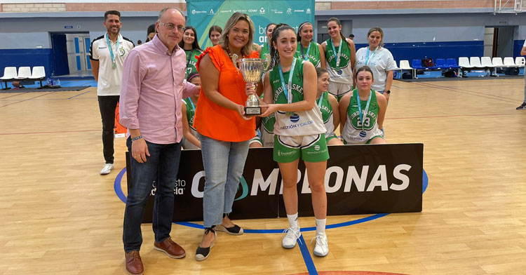 La capitana del Cordobásket recibiendo el trofeo. Foto: FAB Córdoba