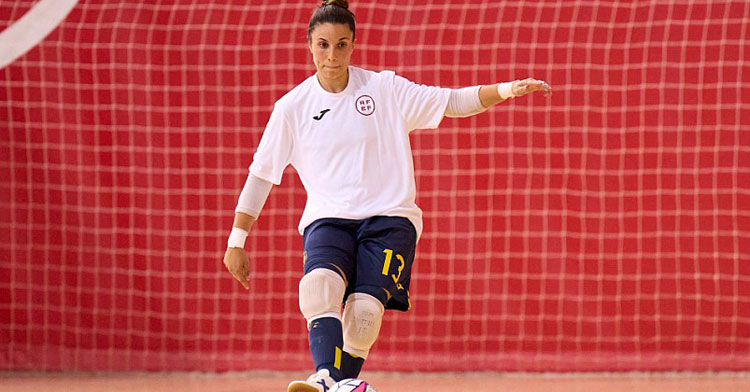 Cristina García golpea el esférico en uno de los entrenamientos de la última concentración de la selección en Las Rozas. Foto: RFEF