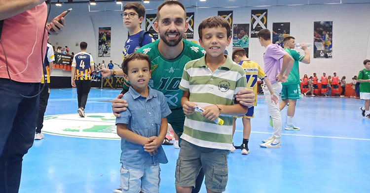 El capitán del Ángel Ximénez José Cuenca con dos jóvenes aficionados en su primer día en el Alcalde Miguel Salas.