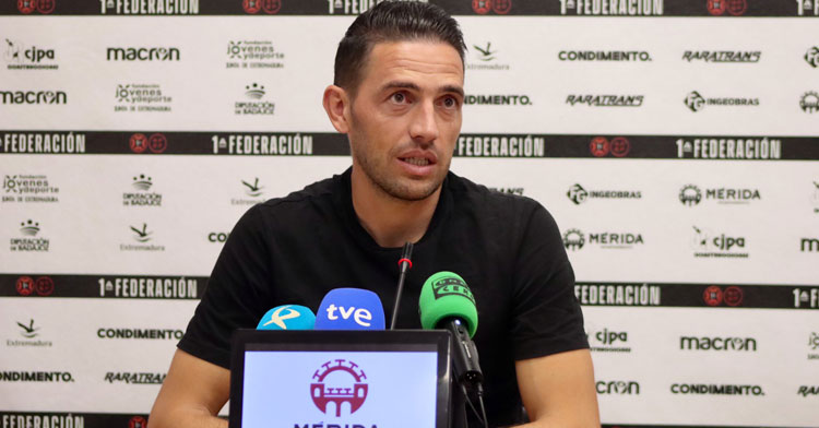 David Rocha atendiendo a los compañeros de prensa. Foto: Mérida AD