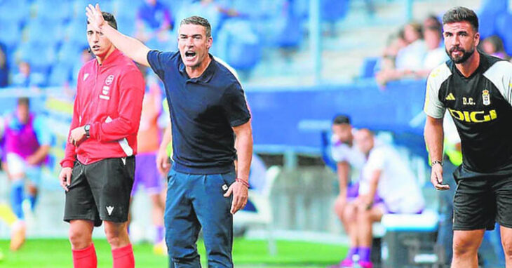 Domingo Cisma a la derecha con Carrión en la banda del Tartiere.