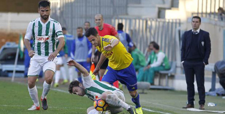 Domingo Cisma, en su última temporada con el Córdoba en 2017, con Luis Carrión en la banda de El Arcángel en un partido ante el Cádiz.