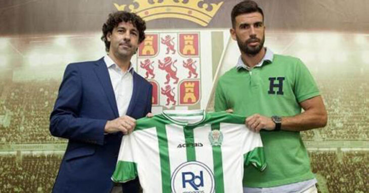 Domingo Cisma durante su presentación como jugador del Córdoba en 2015 junto a Emilio Vega.