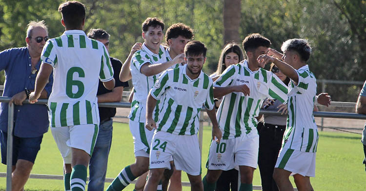 Los juveniles del Córdoba celebrando el tanto de Pablo que le dio el triunfo ante el Séneca.