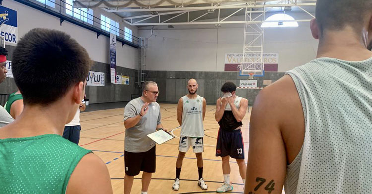 Rafa Gomáriz hablando a sus jugadores en uno de sus primeros entrenamientos de pretemporada. Foto: Ubi Concordia