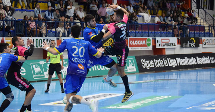 Gonçalo Ribeiro se levanta ante la defensa de Valladolid.