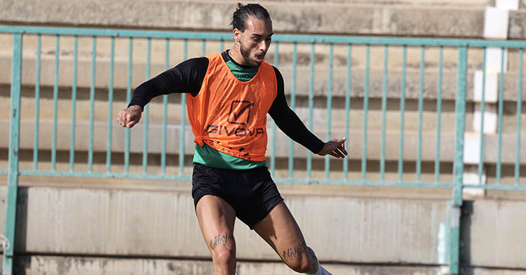 Gudelj entrenando en la Ciudad Deportiva.
