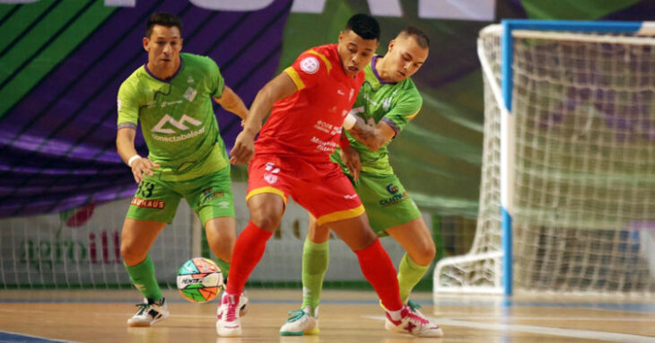 Guilherme protegiendo la pelota ante dos jugadores del cuadro verde. Foto: Palma Futsal
