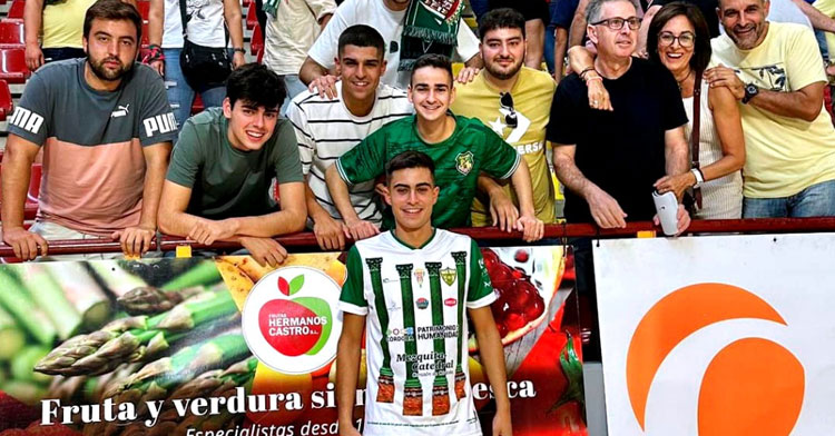 Hugo tras debutar en Primera ante el Alzira. Foto: Ayuntamiento de Carcabuey