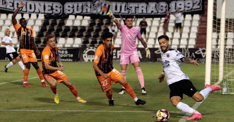 Un momento del duelo entre los emeritenses y el Antequera. Foto: Mérida AD