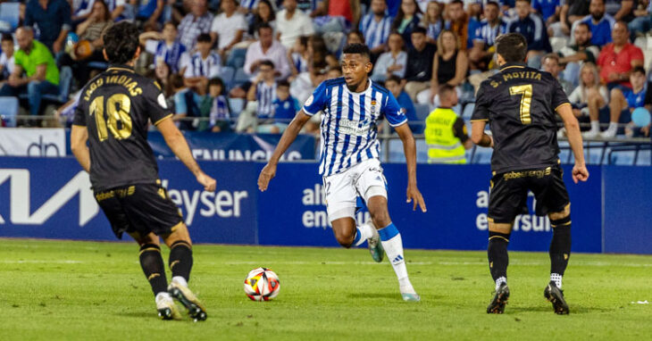 Josiel Núñez podrá jugar ante el Córdoba tras retirarle en su día el Comité la segunda amarilla que vio ante el Ibiza. Foto: RC Recreativo de Huelva