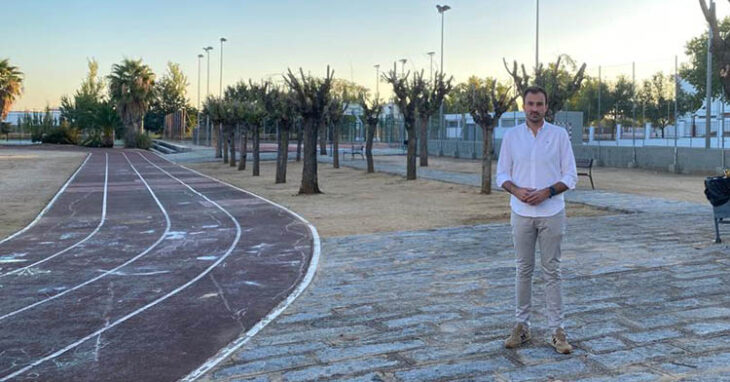 El alcalde de Villanueva de Córdoba, Isaac Reyes, junto a las pistas de atletismo del polideportivo municipal.
