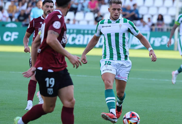 Isma Ruiz conduciendo el balón ante un jugador del Mérida.