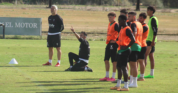 Iván Ania dando instrucciones a sus hombres con uno de los equipos siguiendo el juego de sus compañeros.