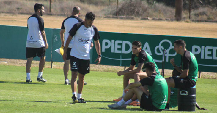 Iván Ania cambiando impresiones con sus hombres.