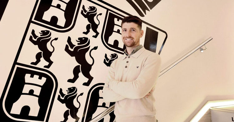 Feliz. Javi Flores de vuelta posando junto al escudo del Córdoba CF. Foto: CCF