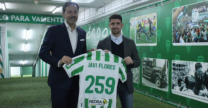 Javi Flores mostrando la camiseta con sus 259 partidos con el Córdoba junto a Antonio Fernández Monterrubio.