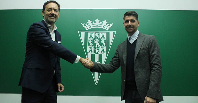 El regreso de Javi Flores, ya con chaqueta, al Córdoba de Antonio Fernández Monterrubio.