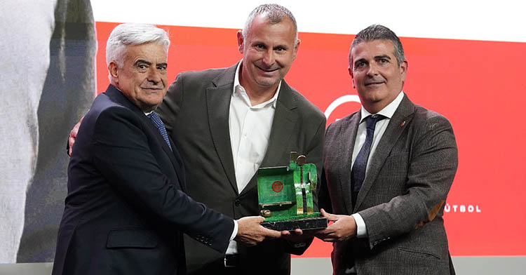 Javi Moreno recibiendo su premio de manos del presidente de la gestora de la Federación, Pedro Rocha.