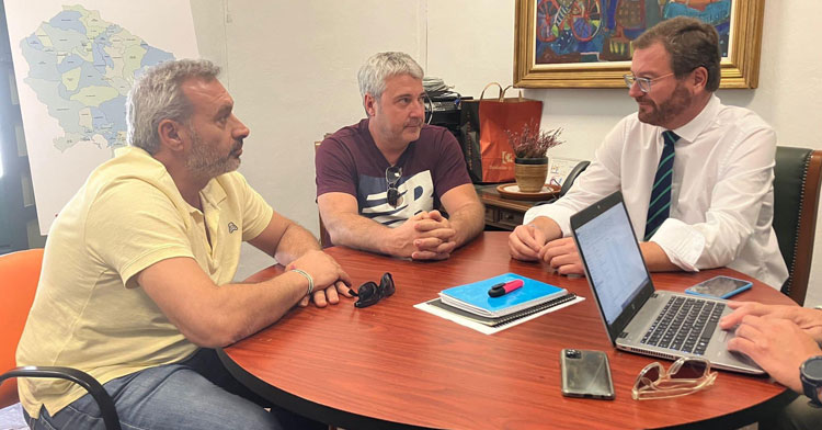 Juan Carlos Gómez con Antonio Caballero, presidente del Club de Atletismo de Villanueva del Rey, y Antonio Martín, Diputado de Deportes de la Diputación Provincial de Córdoba