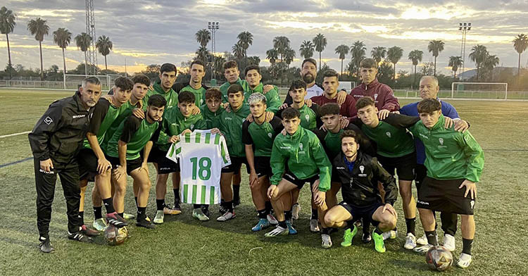 El recuerdo de los juveniles del Córdoba en su vuelta a los entrenamientos con la elástica de Álvaro Prieto presente.