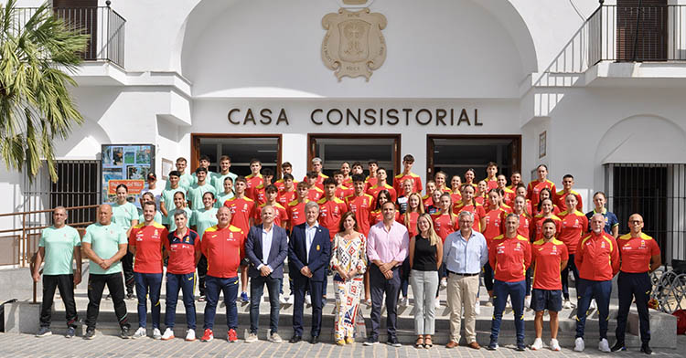 La alcaldesa de Palma del Río y su concejal de Deportes, Eduardo López, recibieron a la selección española de Kárate en el Ayuntamiento.