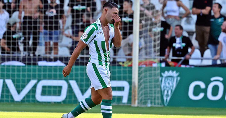 Kike Márquez se marcha del campo con la camiseta rasgada por el enfado tras su roja ante el Mérida. Foto: CCF