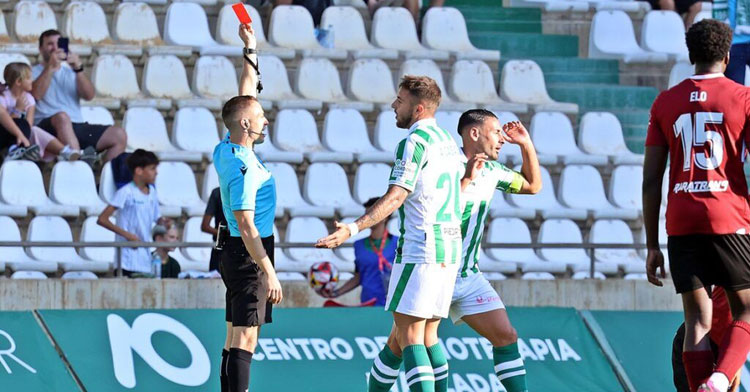 Kike Márquez sigue sancionado por su roja ante el Mérida. Foto: CCF