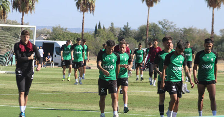 Kuki Zalazar abandonando entre bromas la Ciudad Deportiva junto al resto de sus compañeros.