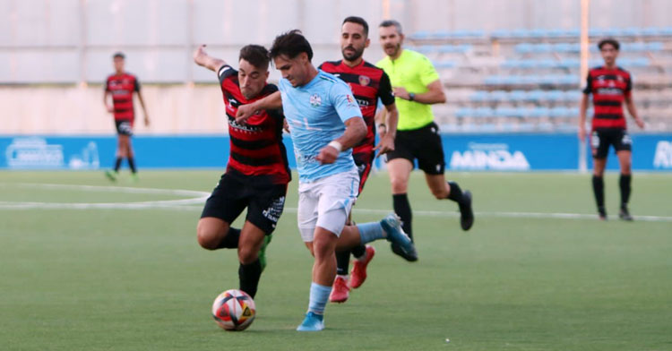 Un jugador del Ciudad de Lucena conduce el balón ante otro del Salerm. Foto: Ciudad de Lucena