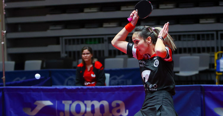 Marija Galonja golpeando con fuerza la pelota. Foto: RFETM