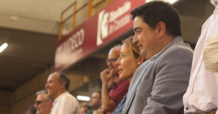 Marian Aguilar viendo junto al presidente del Córdoba Patrimonio de la Humanidad, José Garcia Román, el último partido en Vista Alegre.