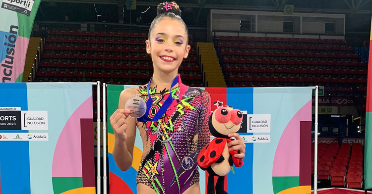 Martina Bazán mostrando su medalla de bronce. Foto: GR Séneca