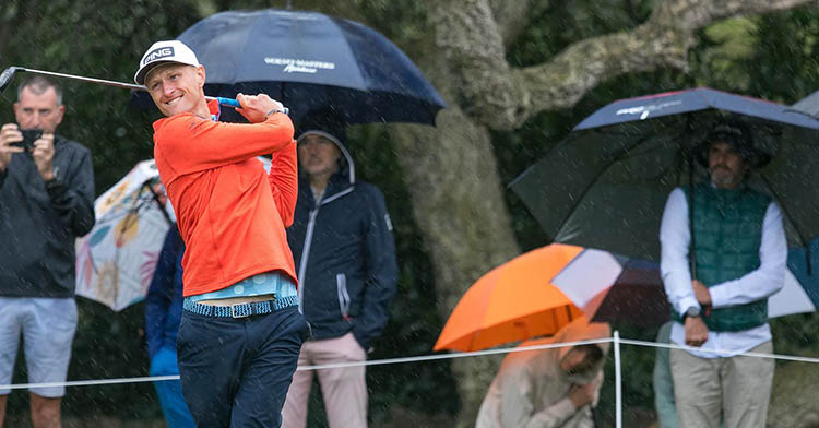 El polaco Adrian Meronk jugando bajo la lluvia en Sotogrande durante su remontada final.