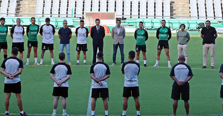 El respetuoso minuto de silencio en memoria de Álvaro Prieto guardado por la plantilla y empleados del Córdoba en El Arcángel.