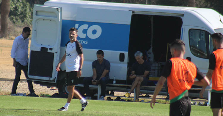 Las miradas perdidas de Antonio Fernández Monterrubio y Juanito, con Ania en medio, siguiendo el entrenamiento.