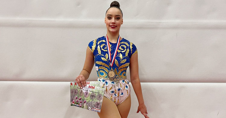 Noa Amber Álvarez posando con su medalla y diplomas en Ámsterdam. Foto: GR Séneca