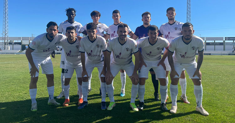 El once del Pozoblanco contra el Ciudad de Lucena, que perdió dos efectivos en 12 minutos. Foto: CD Pozoblanco