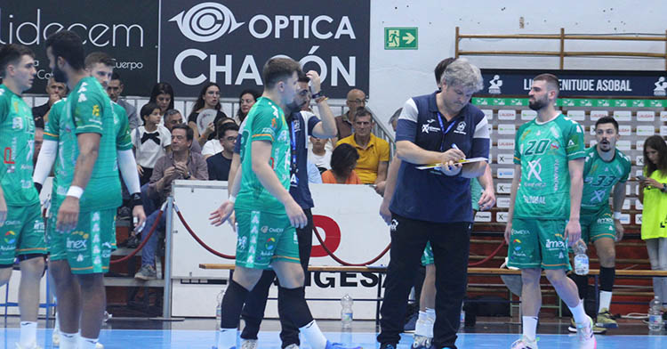Paco Bustos sacando su pizarra en el último partido en el Alcalde Miguel Salas.