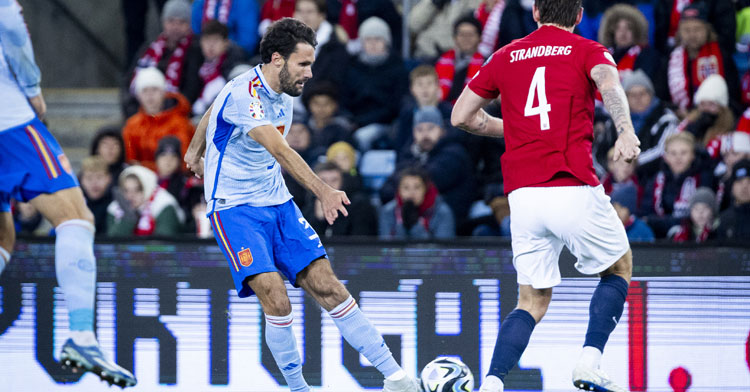 Alfonso Pedraza jugando en Noruega en su debut con España.