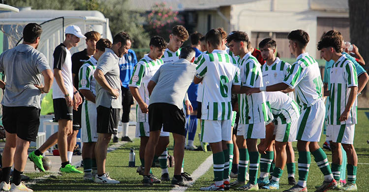 Pedro López dando instrucciones a sus chavales del juvenil entre los que no estaba Álvaro Prieto.