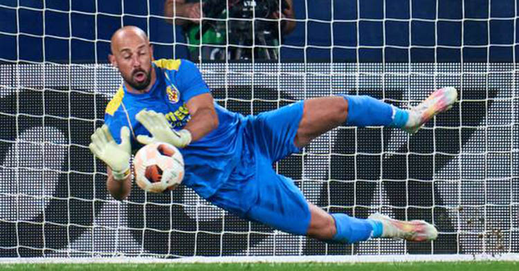 Pepe Reina deteniendo el penalti en el añadido al Rennes que valió para dar el triunfo al Villarreal en la Europa League.
