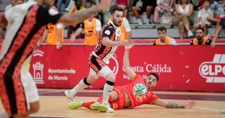 Lucas Perin cae derribado y reclama falta en el partido de Murcia. Foto: ElPozo FS