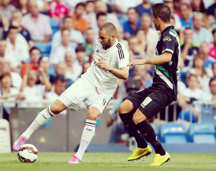Pinillos cerrando a Benzema en el Bernabéu.